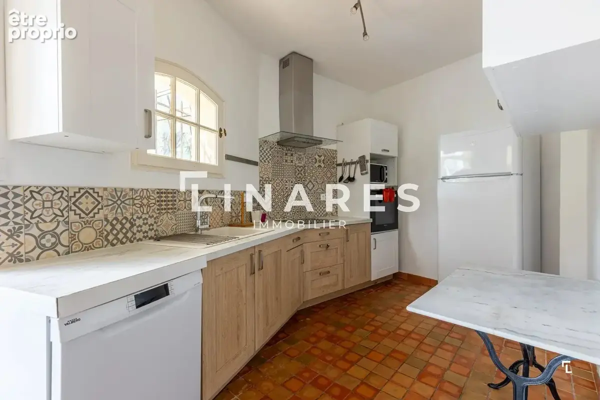 LA SECRÈTE - Villa T5 de 188m² - Dépendance T2 aménagée de 50m² - Sous-sol de  95m² - Garage de 25m² - Terrain de 710m² - 13012 - photo 6