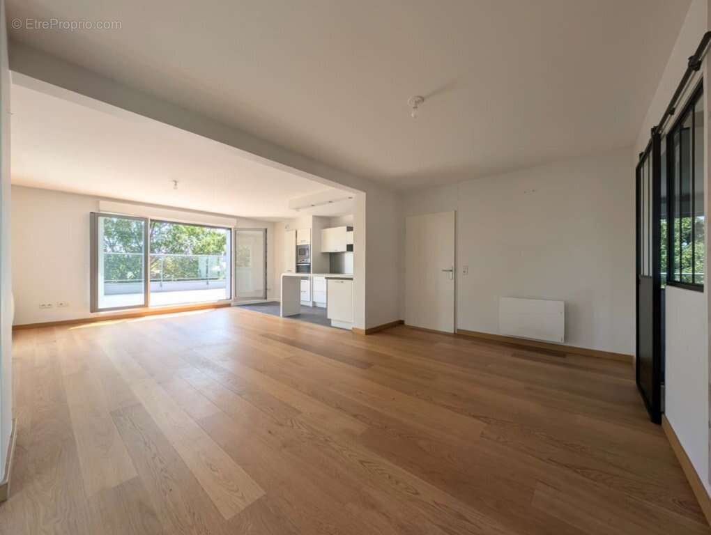 T4 d'exception en dernier étage avec 2 terrasses, garage et parking - photo 3