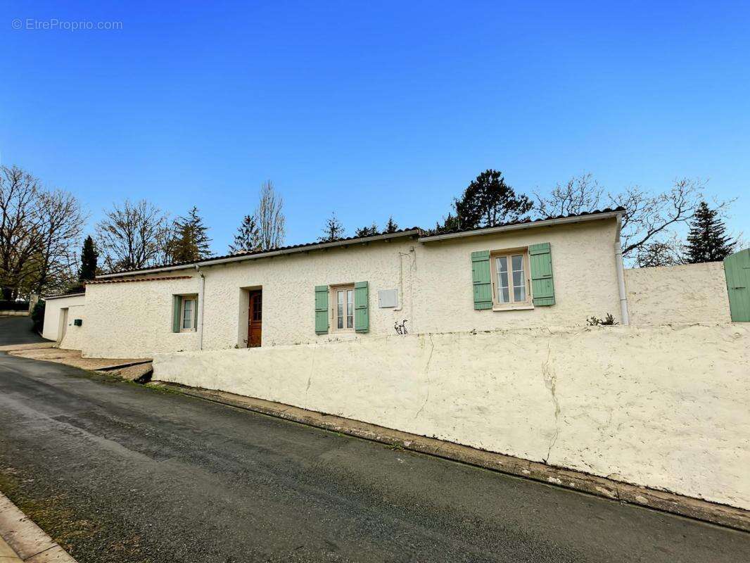 Maison à FONTCOUVERTE