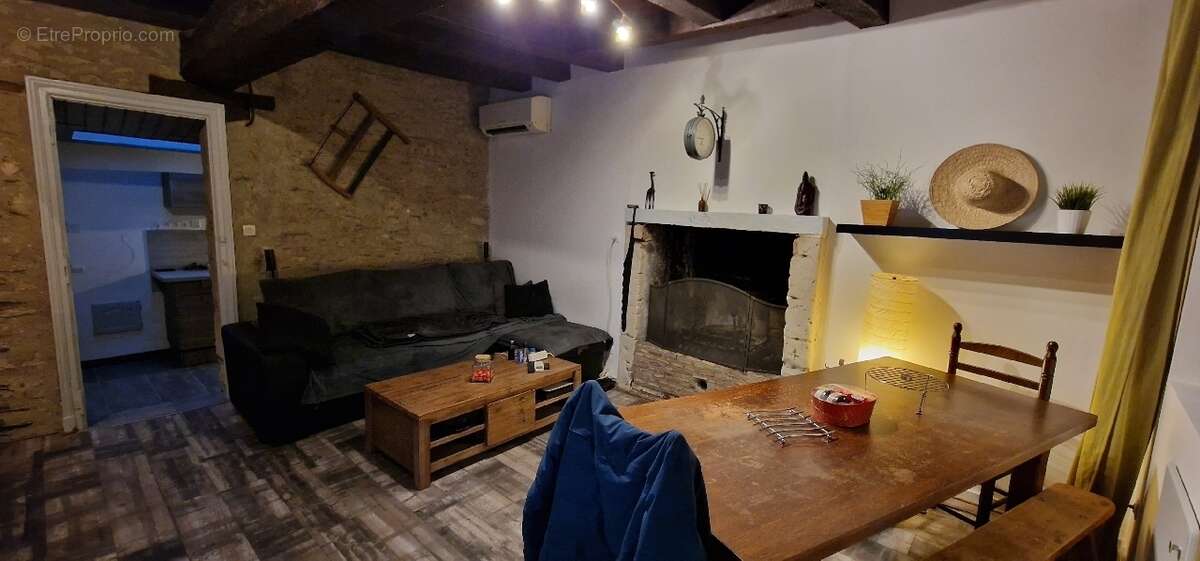 Maison à BECON-LES-GRANITS