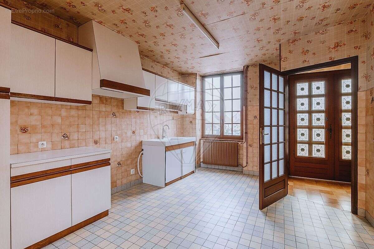 Maison à CREUZIER-LE-VIEUX