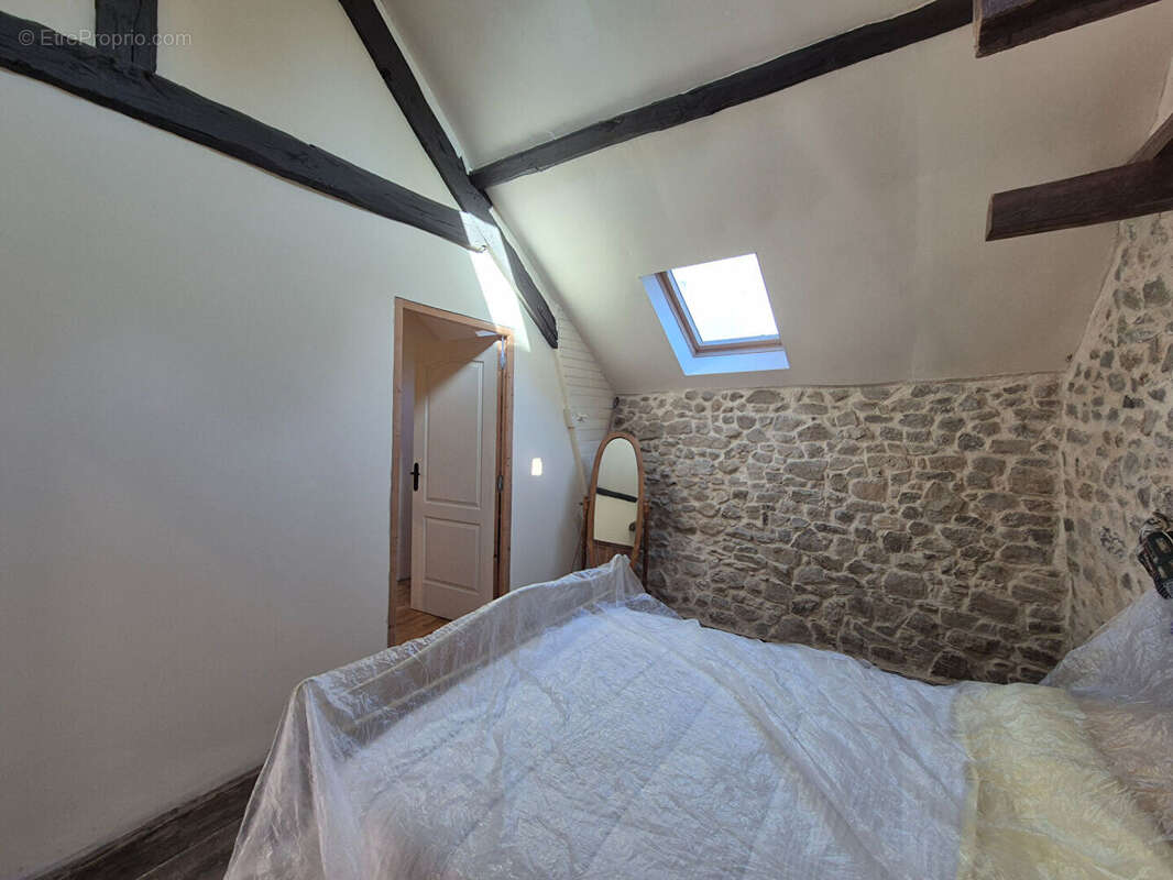 CORRÈZE. TREIGNAC. Maison en pierre avec 2 chambres. Vue imprenable. - photo 16