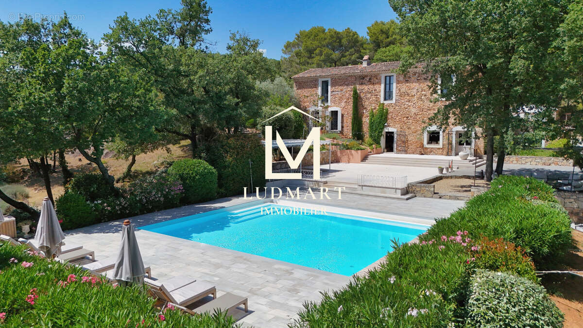 Propriété de caractère avec ancienne bergerie rénovée, piscine et 7,5 hectares en Provence - photo 4