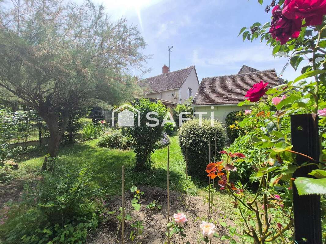 Maison 100 m² à La Celle-Guenand  - photo 3