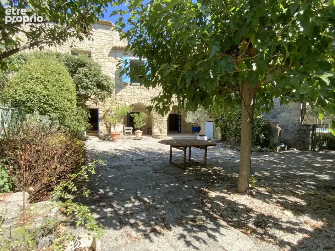 Charmante propriété en pierre offrant un cadre de vie rare au cœur d’un charmant village avec commerces. - photo 10