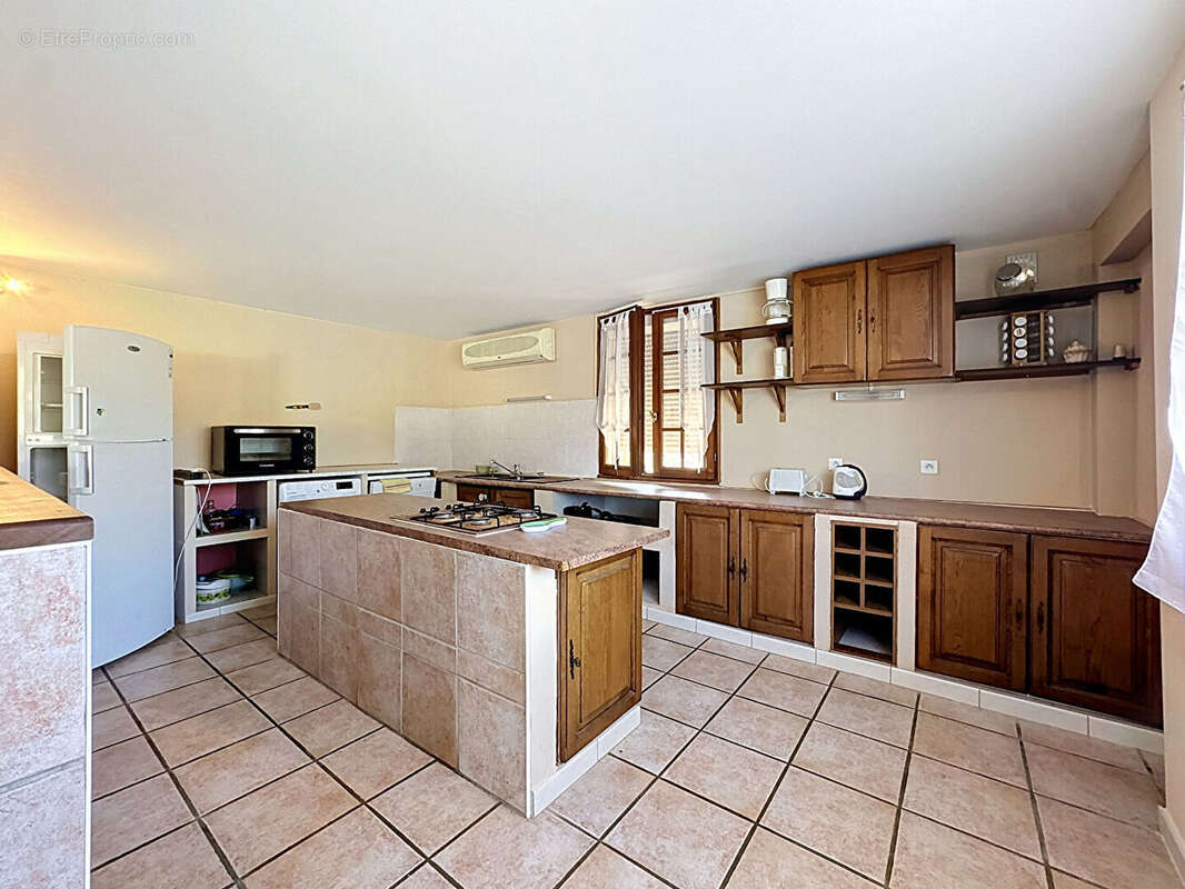 Vendre ensemble immobilier de 395 m² avec piscine à arles - photo 9