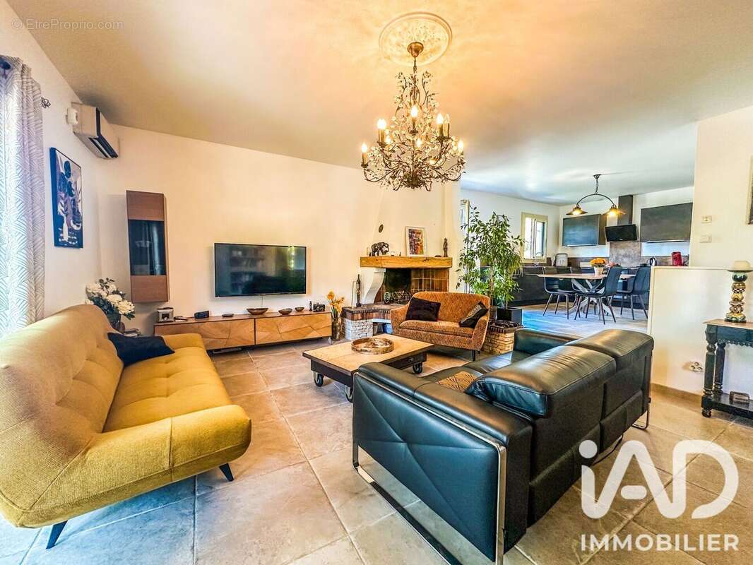 Maison 100 m² à Le Revest-Les-Eaux  - photo 2