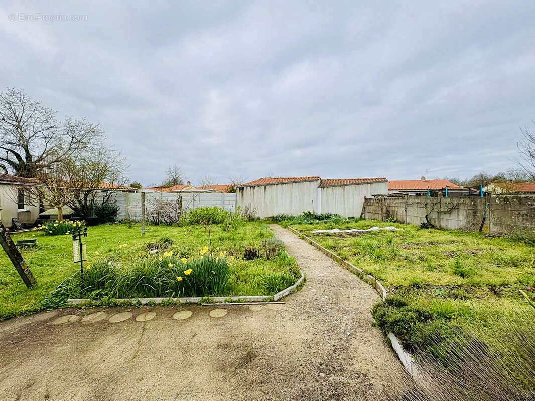 RARE sur le secteur ! Plain-pied centre bourg de SAINT HILAIRE DE LOULAY - photo 12