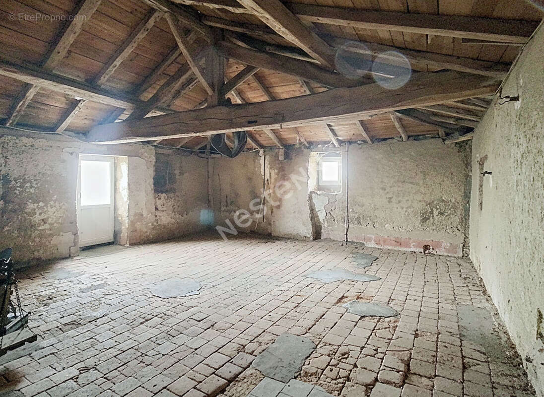 Maison à SAINT-MACAIRE-EN-MAUGES