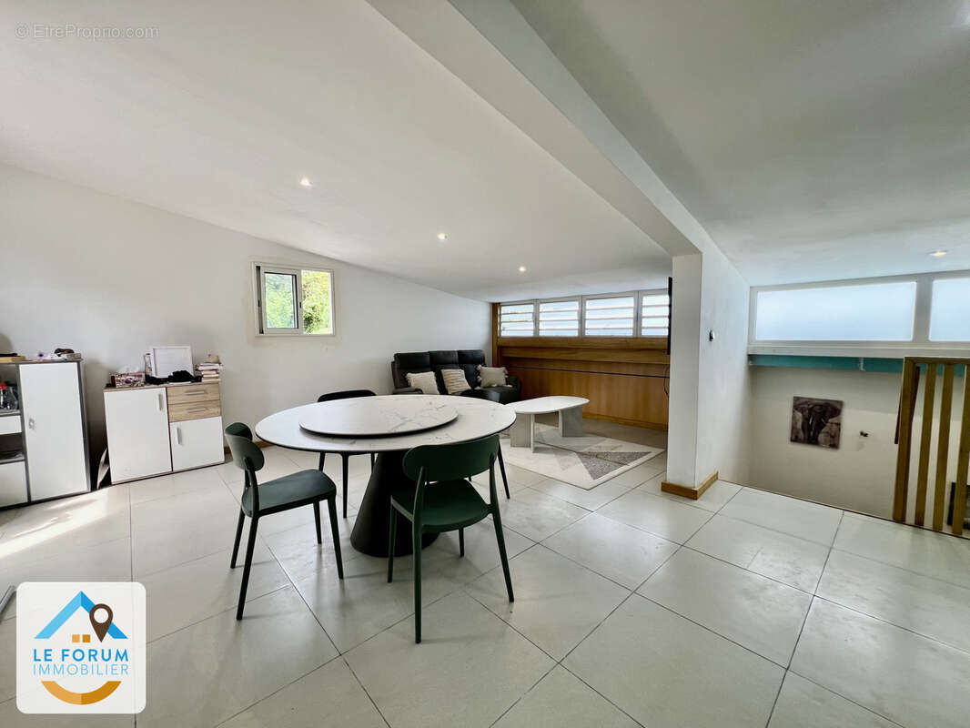 Tampon 97430 - ensemble immobilier - beaux volumes - fort potentiel - quartier prisé - photo 6