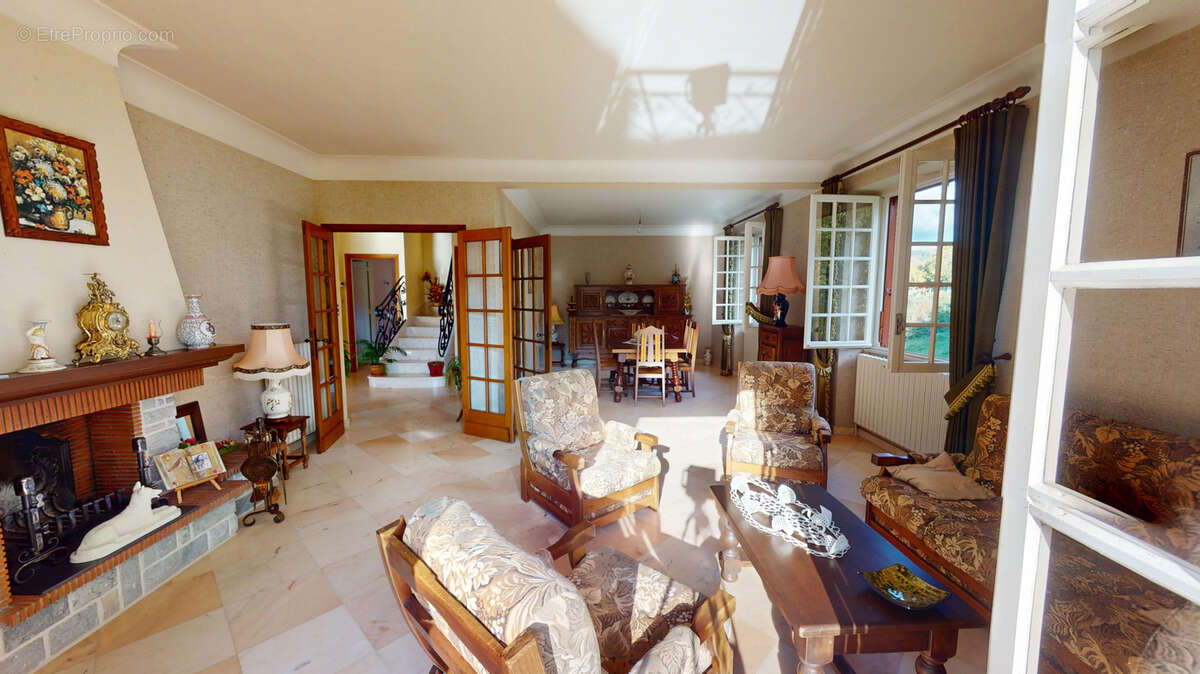 Maison à SALLES-CURAN