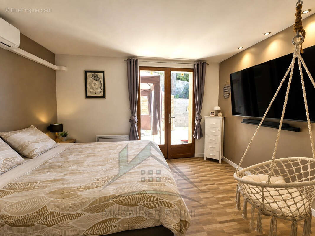 Villa de 131 m2 de plain-pied… Piscine… Dépendance… Sans vis-à-vis… Confort moderne… - photo 8