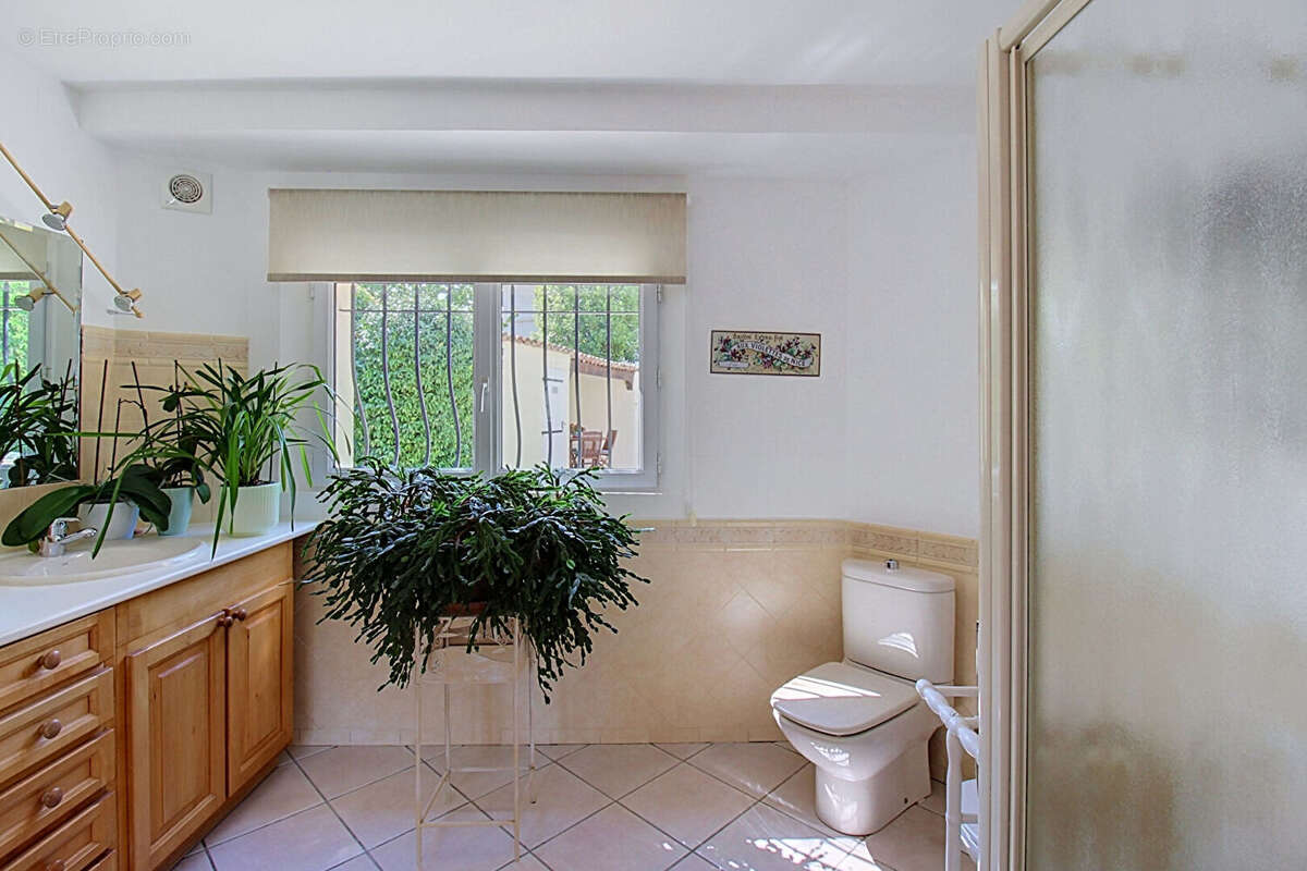 A VENDRE en EXCLUSIVITE à DRAGUIGNAN ! Propriété de caractère avec piscine, en plein coeur de ville - Possibilité 2 logements ou - photo 6