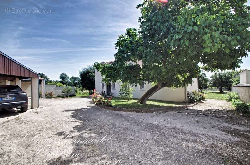 Maison à vendre de 217 m² au calme, sur plus de 2 100 m² de parcelle, à 7 min de Châtelaillon-Plage - photo 28