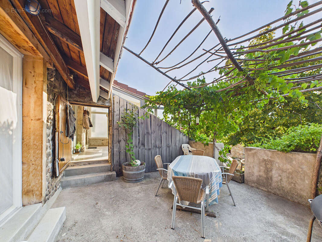 Maison au coeur d'un hameau avec dépendance et vaste terrain à Desaignes - photo 3
