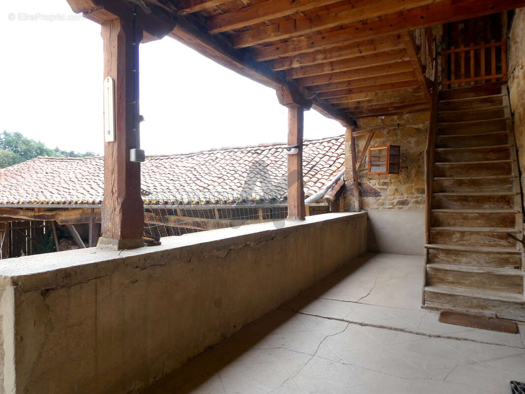 Très belle ferme de caractère indépendante avec grandes dépendances et 5 000 m2 de terrain - photo 5