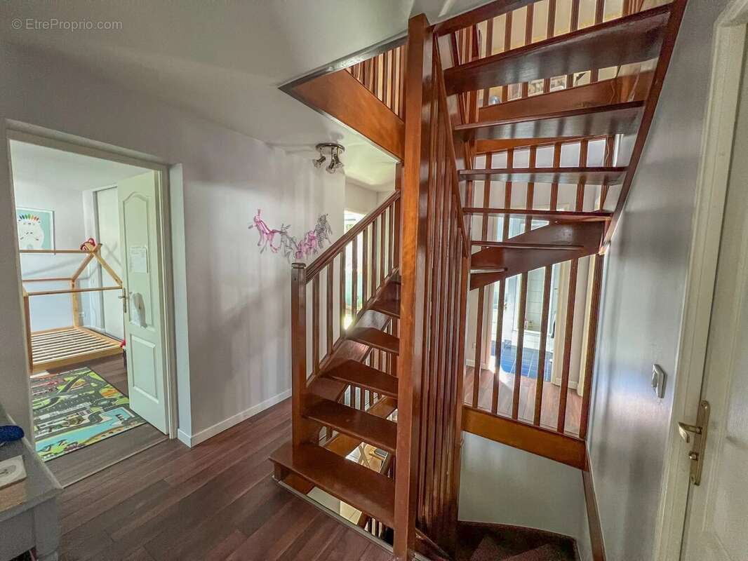 Maison à LE MESNIL-SAINT-DENIS