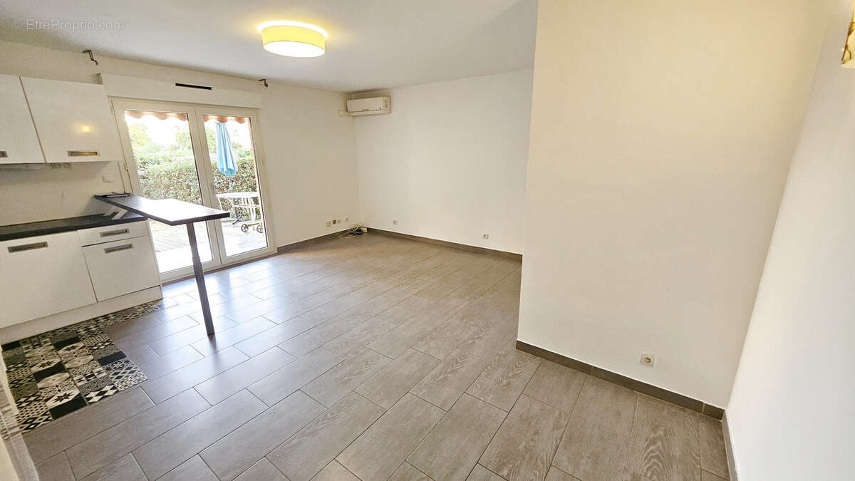 Appartement à SAINT-LAURENT-DU-VAR