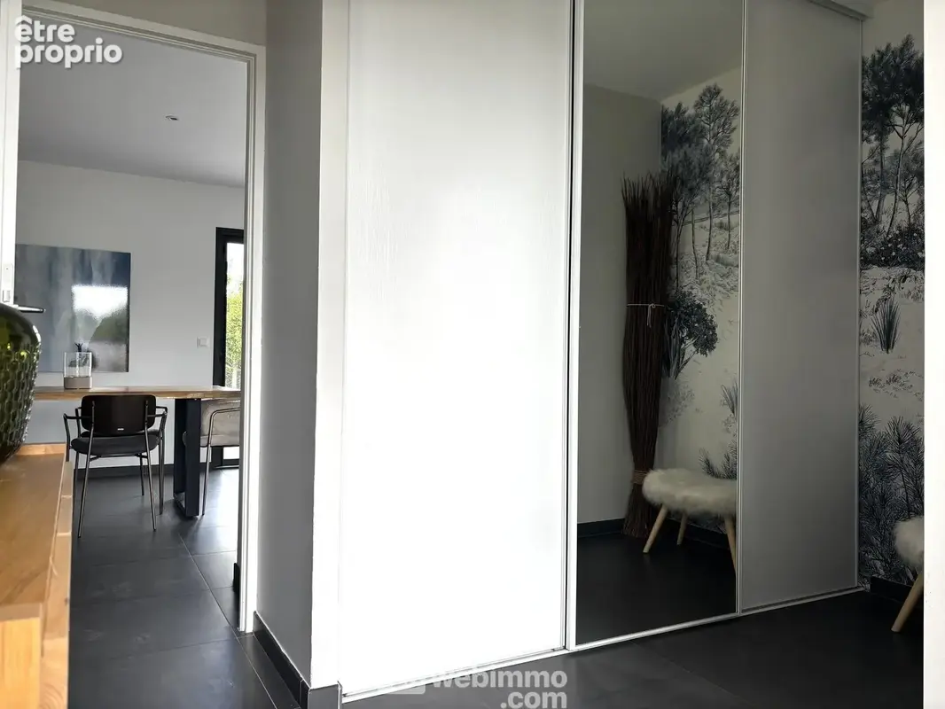 ... à une belle entrée de 8 m2 avec placard,