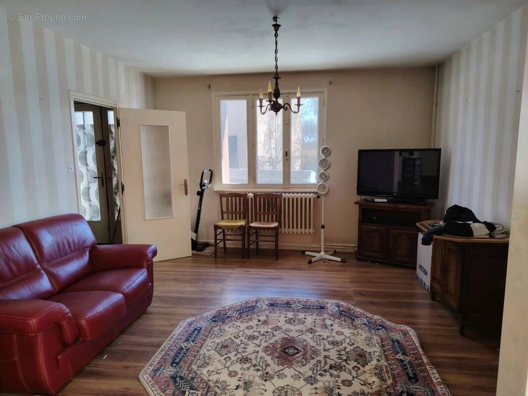 Maison à LE BREUIL-SUR-COUZE