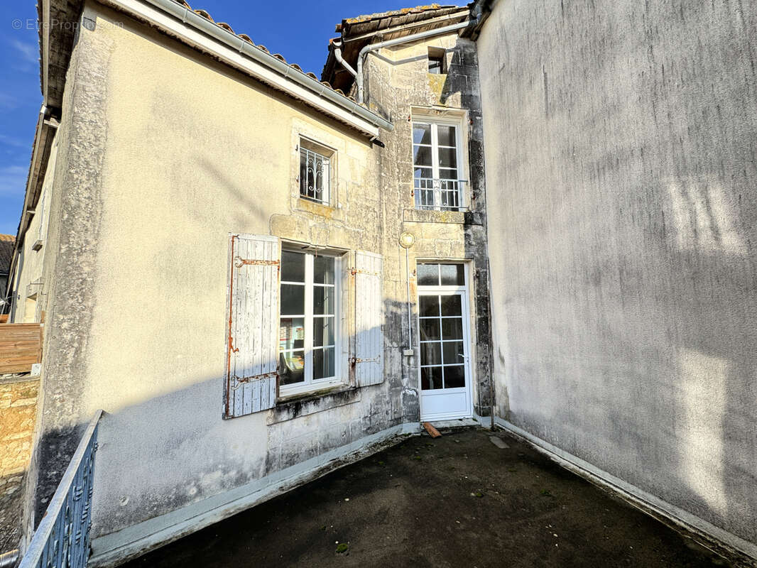 Maison à BARBEZIEUX-SAINT-HILAIRE