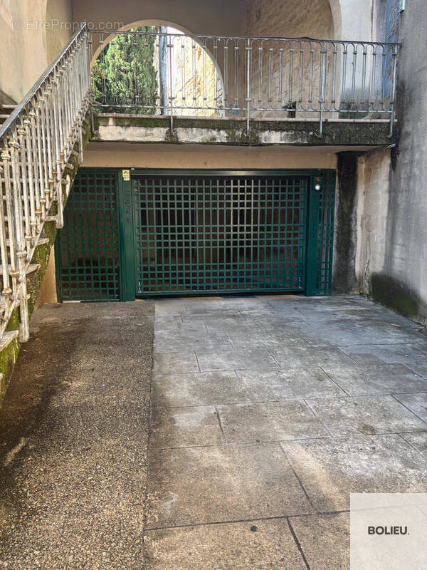 Parking à UZES