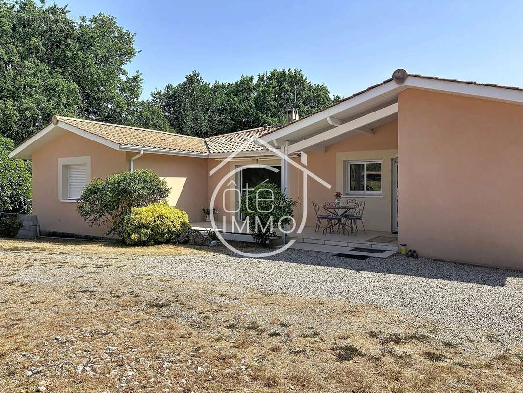 GUILLAC - Superbe propriété de 163 m2 de plain-pied avec piscine - photo 2