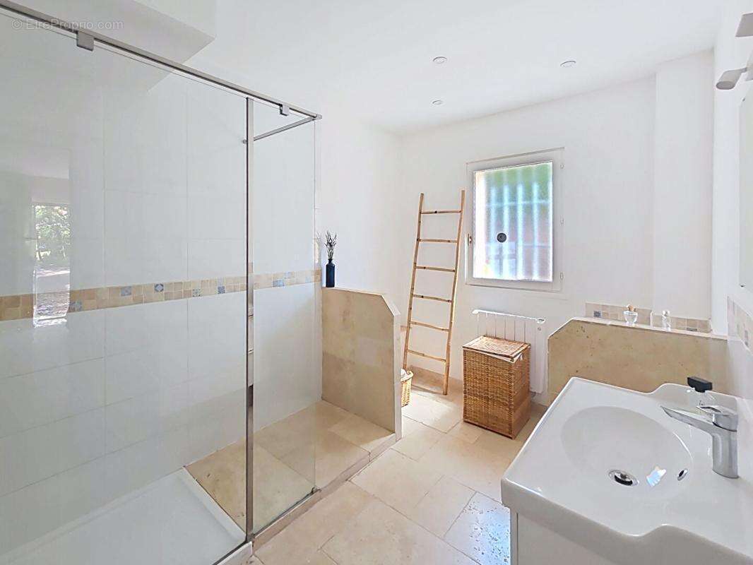 SANARY - Villa 8 chambres + T2, piscine chauffée, double garage, 6500 m² de terrain - photo 14