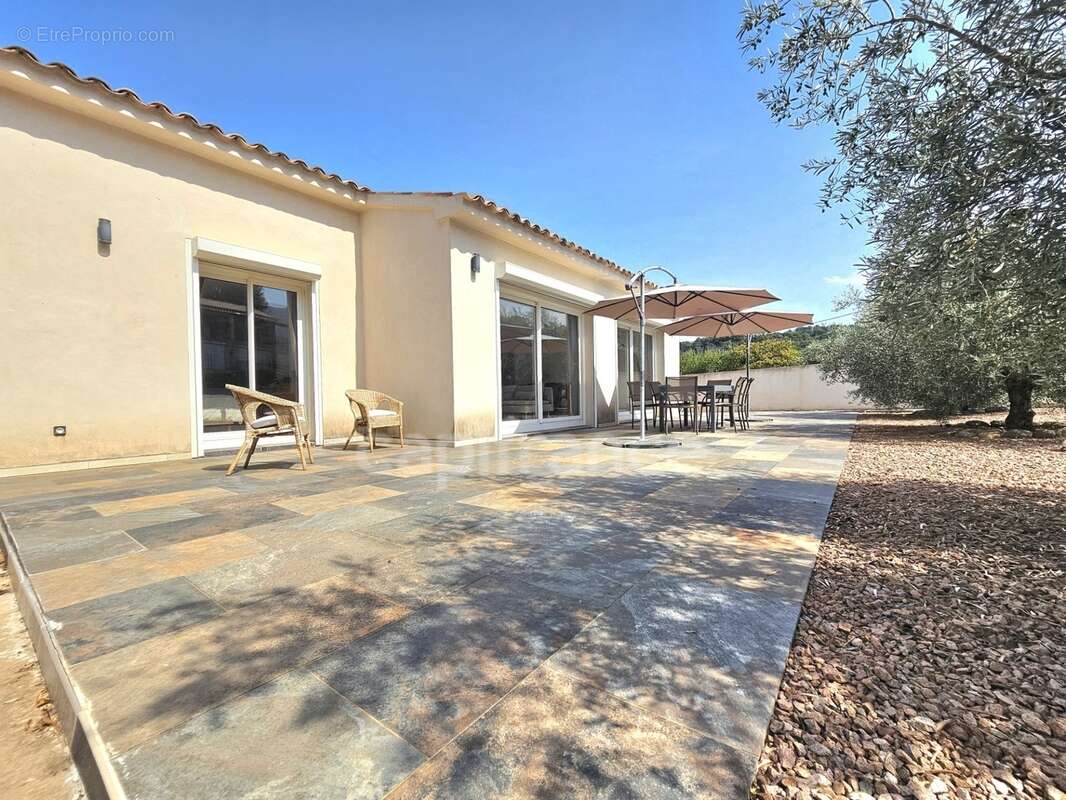 Ensemble immobilier de 368 m2 divisé en 3 habitations, piscine, terrain 1683 m2 à VESCOVATO (Haute Corse) - photo 8