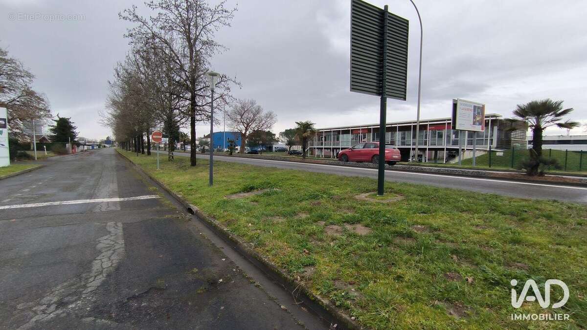 Photo 4 - Commerce à ARTIX