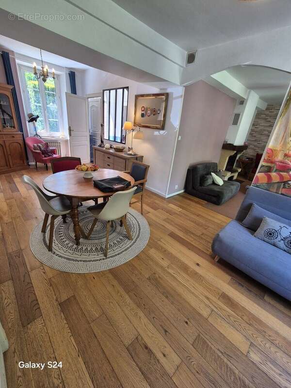 Pièce de vie conviviale et lumineuse, avec espace salle à manger et coin salon, parquet chaleureux et agencement harmonieux. - Maison à LAVAL