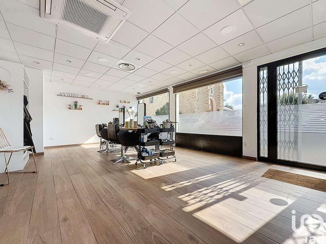 Photo 2 - Commerce à NOZAY