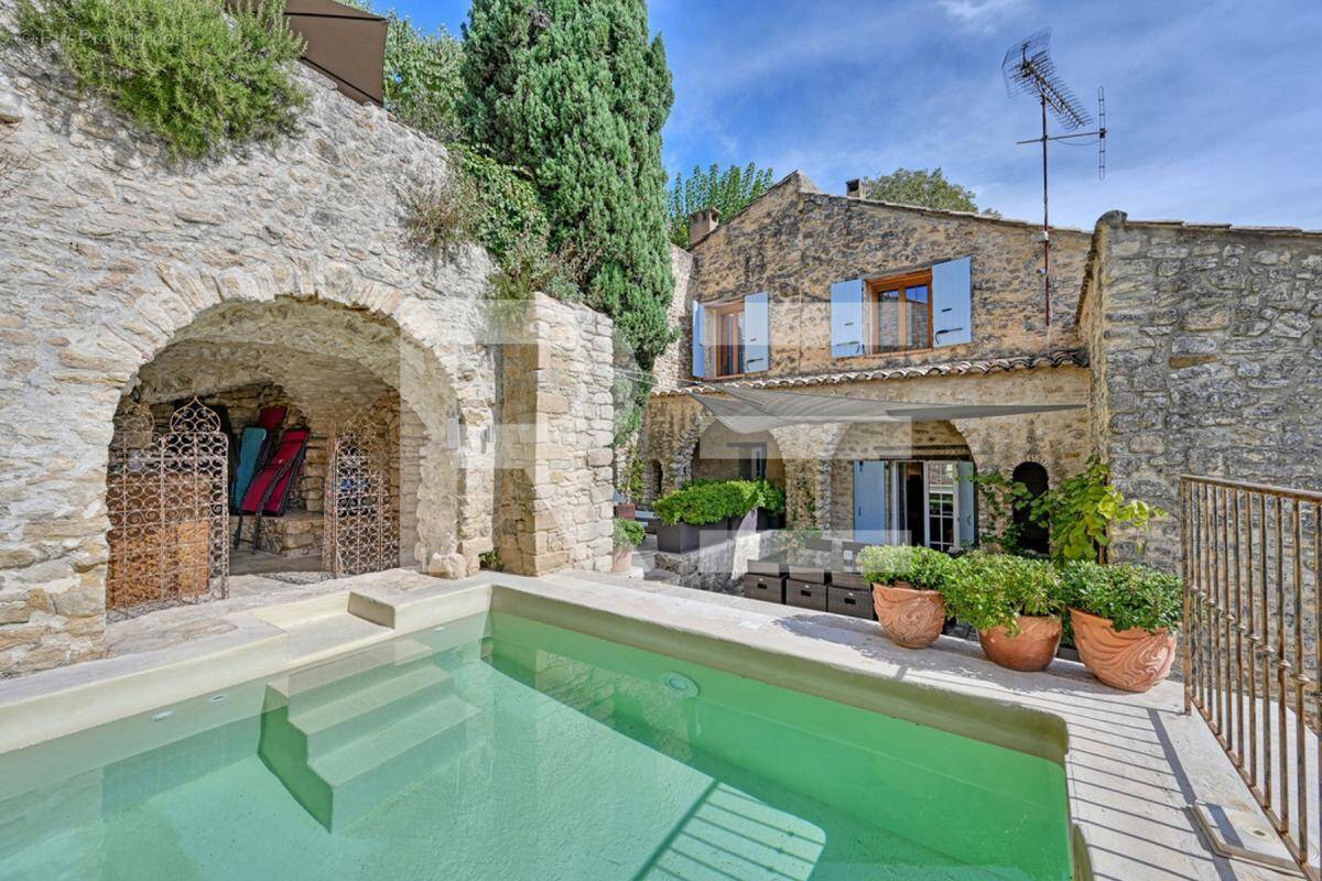 Maison à LA ROQUE-SUR-CEZE