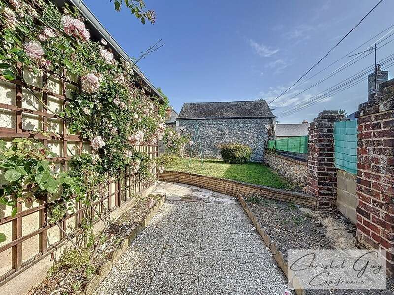 MONTVAL SUR LOIR (72500)centre ville, maison plain-pied à vendre T4 avec garage sur parcelle de 315 m² - photo 3