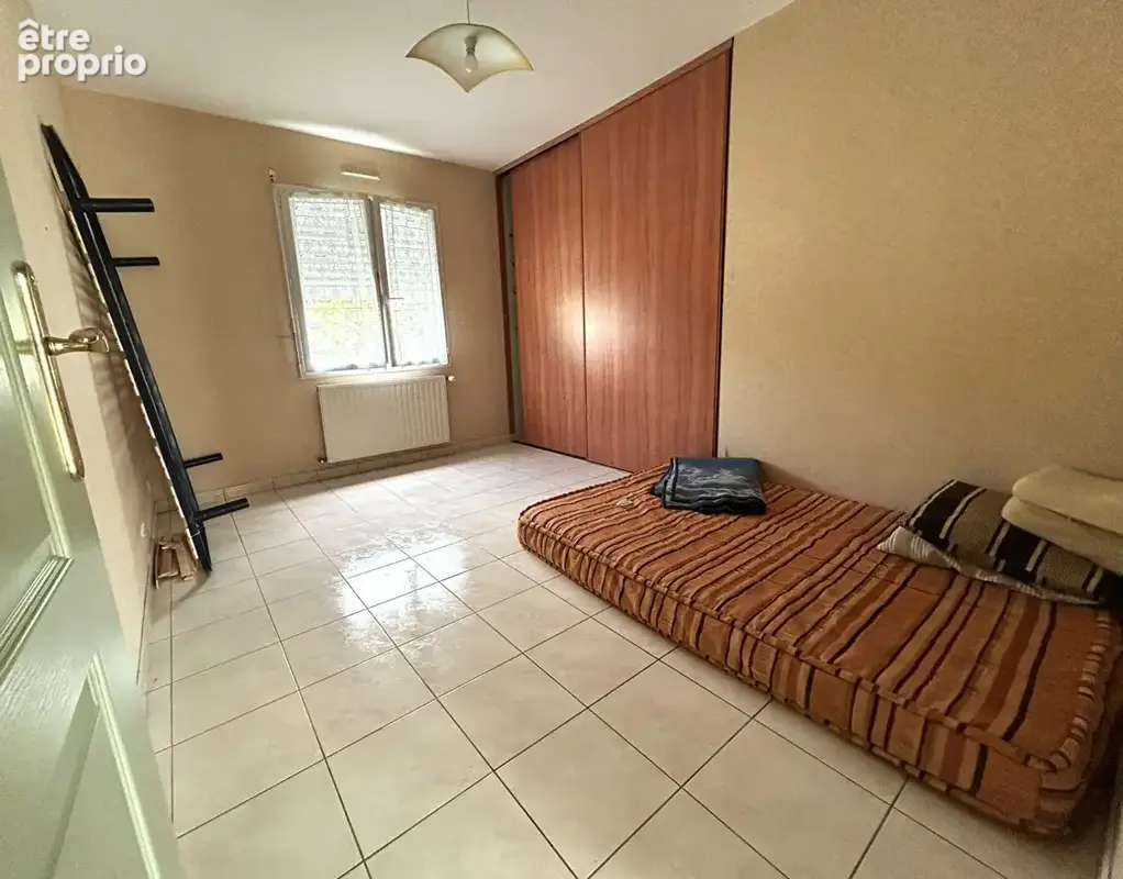 Maison de plain-pied - 135 m² habitables - 4 chambres - terrain d'environ 3 167 m² - photo 7