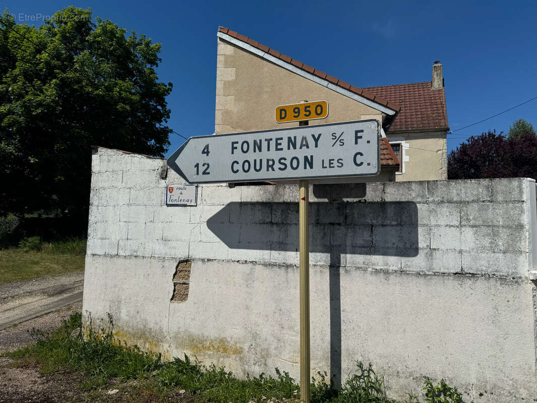 Parking à MAILLY-LE-CHATEAU