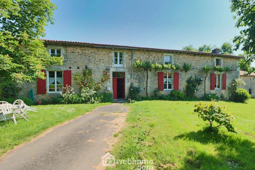 Proche de tout et aux possibilités infinies ! - Maison à SOMMIERES-DU-CLAIN