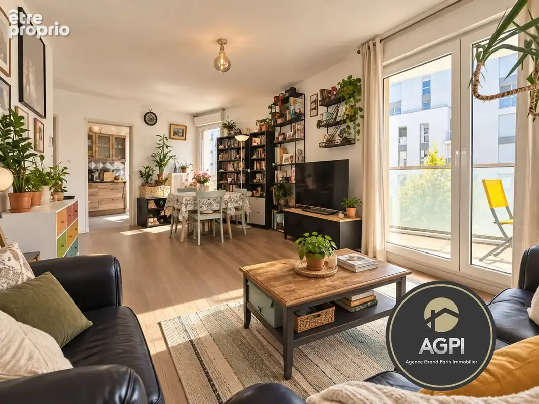Salon avec accès direct au balcon