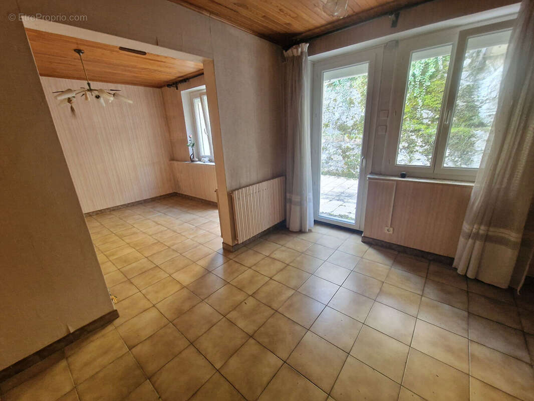 Maison à MONTREAL-LA-CLUSE