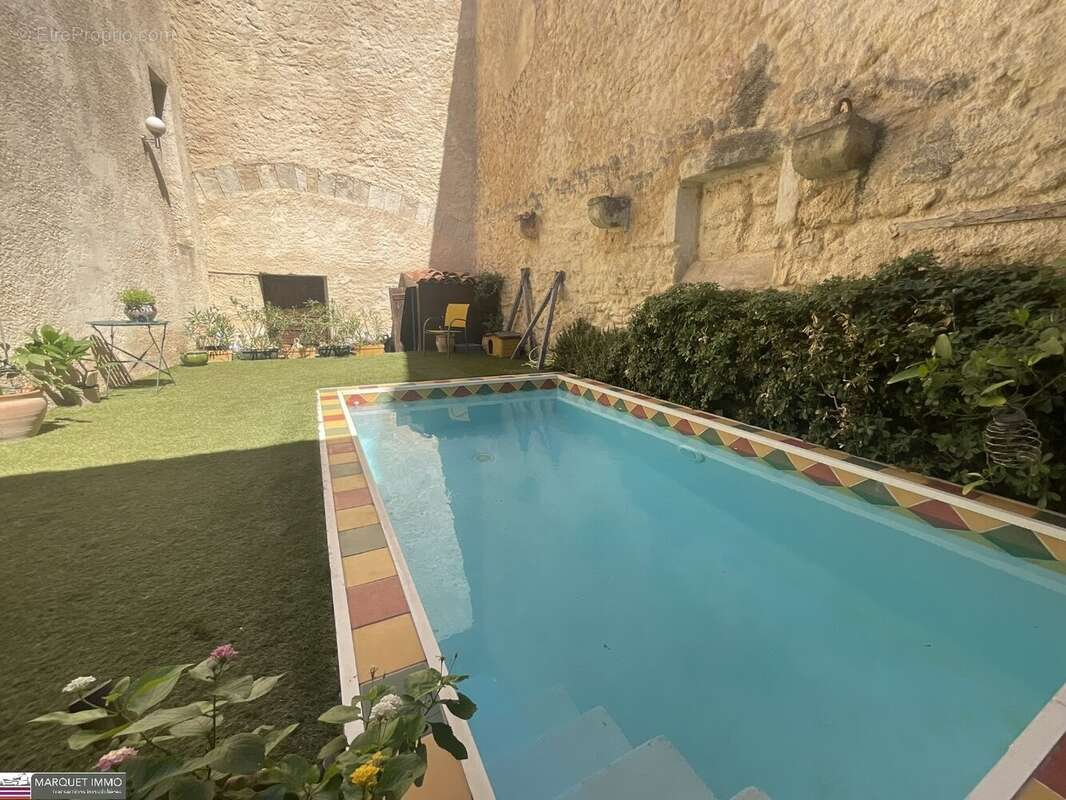 Le charme intemporel d'une Maison de Maitre T6 offrant 176 m² donnant sur patio intimiste avec piscine, nichée au coeur de Corne - photo 6