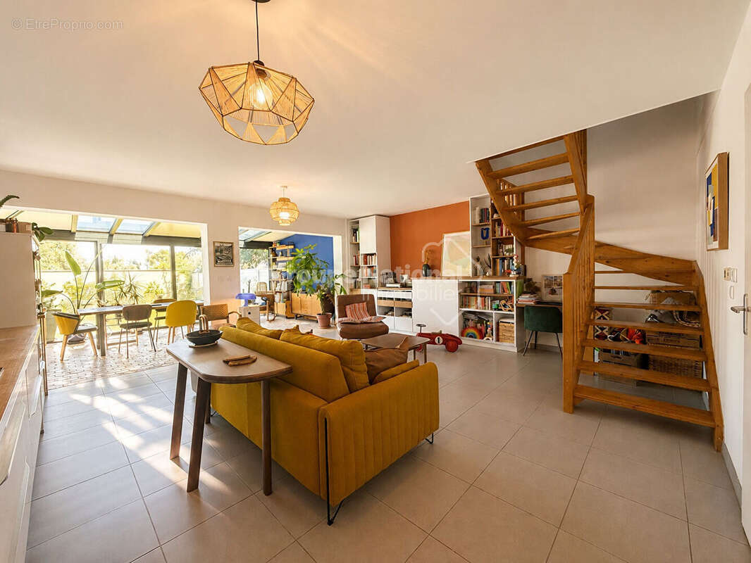 Maison T5 avec jardin, dépendance, garage et places de parking ! - photo 5