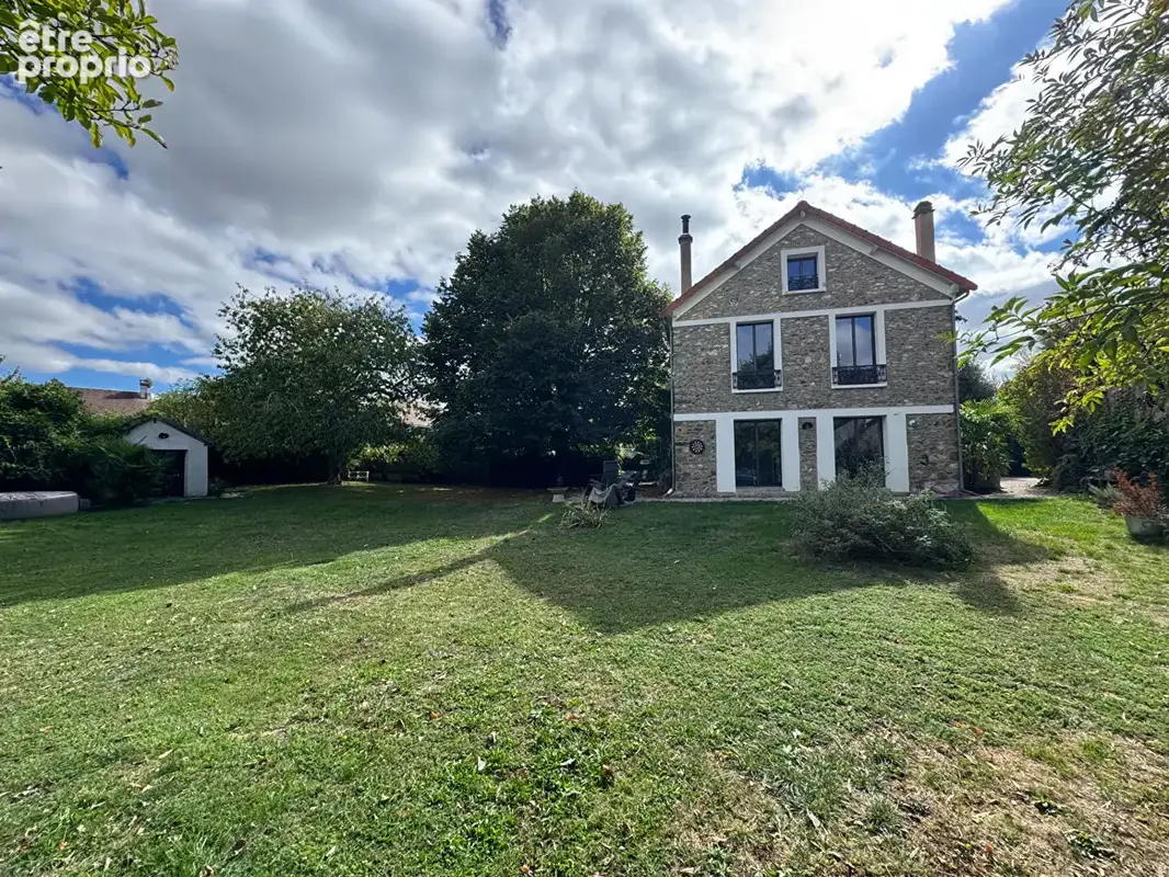 Charmante maison ancienne entièrement rénovée avec très beau jardin et dépendance  Montfort l 'Amaury / Méré  5 pièces 110 m2 - photo 2