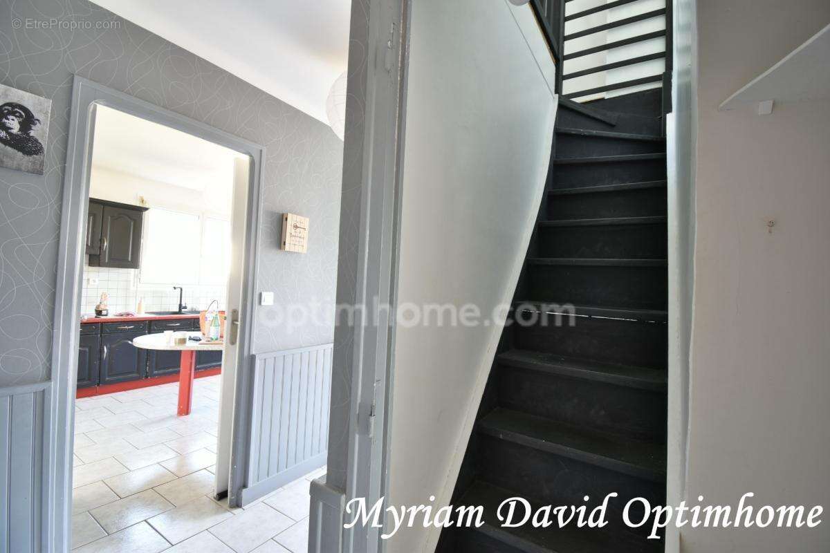 Maison familiale 171 m² – DPE C – 5 chambres – Terrain paysagé de 2 400 m² – Rostrenen - photo 10