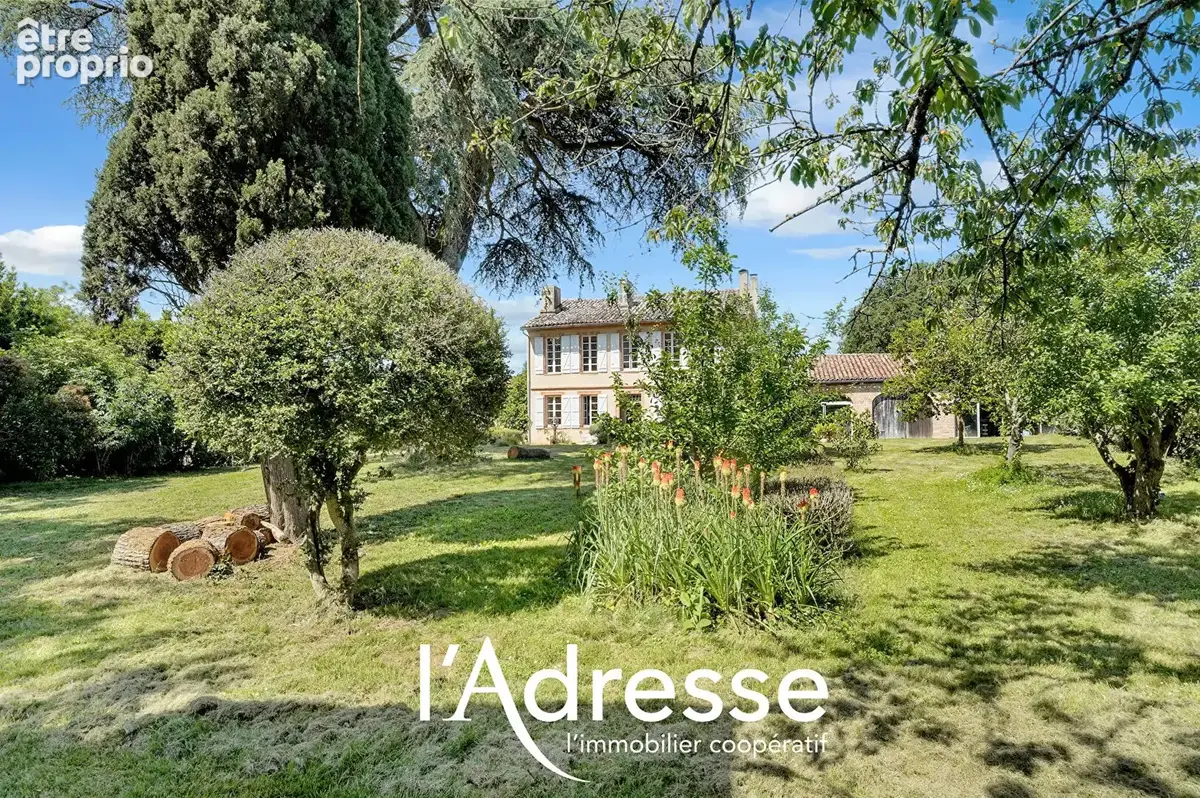 Exclusivité l'Adresse - Le BURGAUD - Maison de maître d'environ 290 m² avec parc arboré de 2 492 m², pigeonnier et dépendances - photo 2