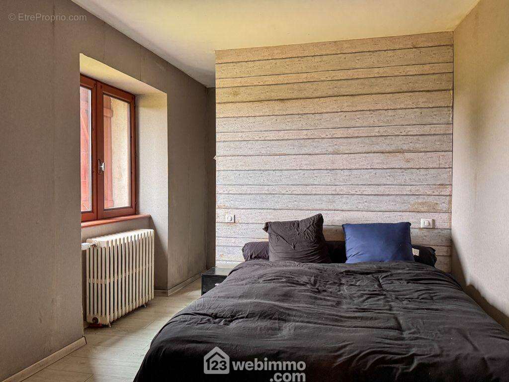 Une première chambre accompagnée d'un dressing - Maison à MENOMBLET