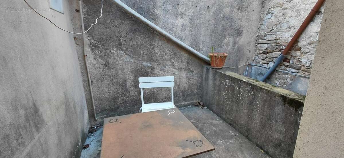 Maison à rénover avec terrasse et grenier, beau potentiel ! - photo 6