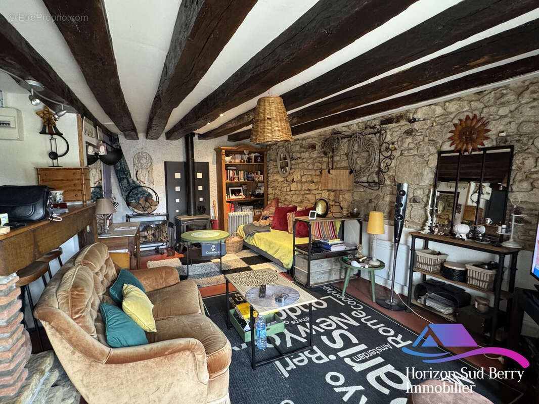 Séjour avec poêle à bois - Maison à BEDDES