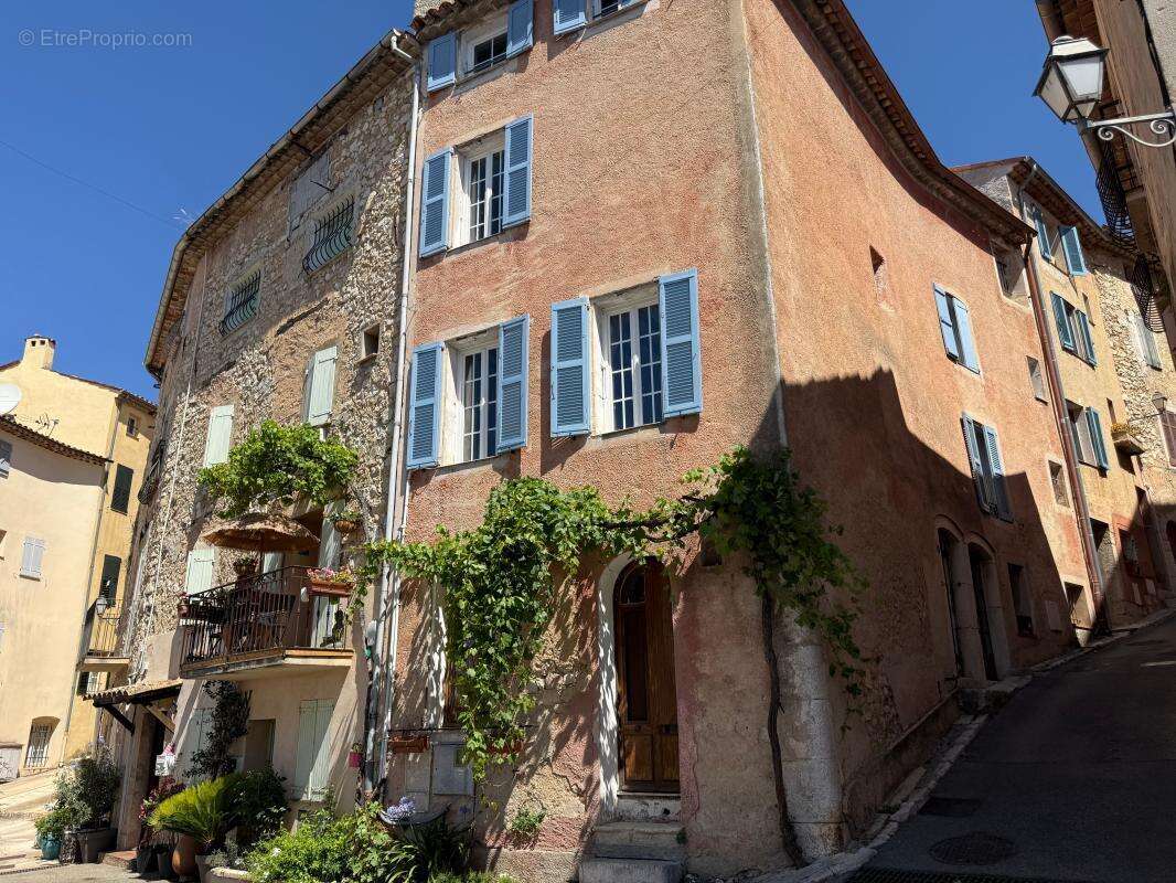 Maison à CHATEAUNEUF-GRASSE