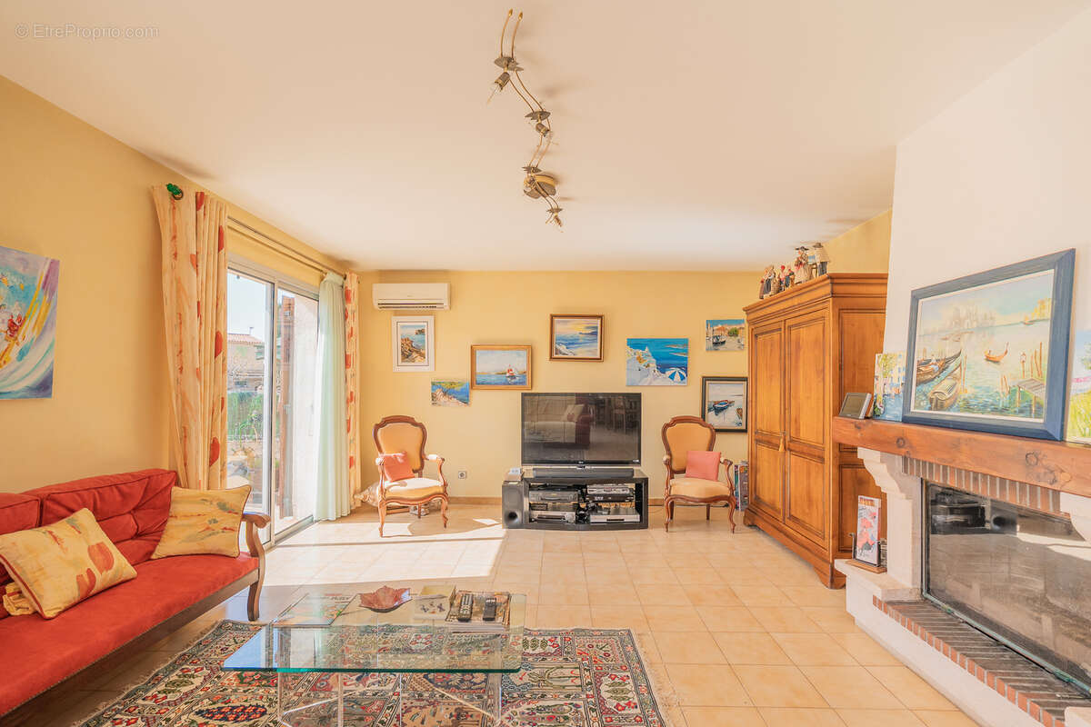 Maison à SAINT-CYR-SUR-MER