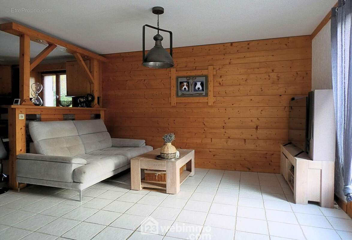 Un coin salon confortable - Maison à UGINE